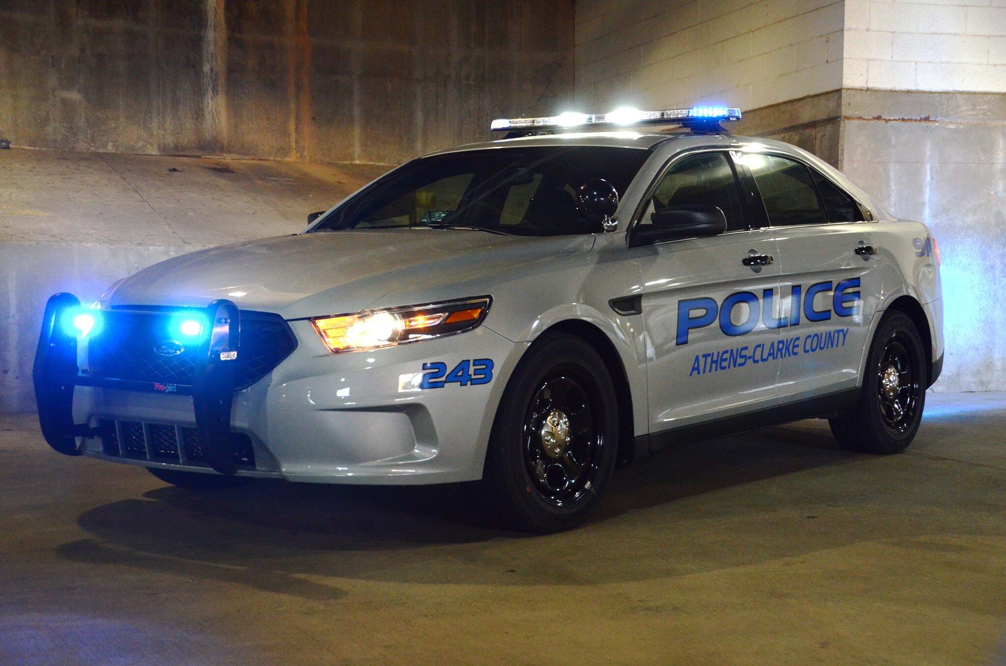 Gang members targeted by police in Athens area, 8 arrested